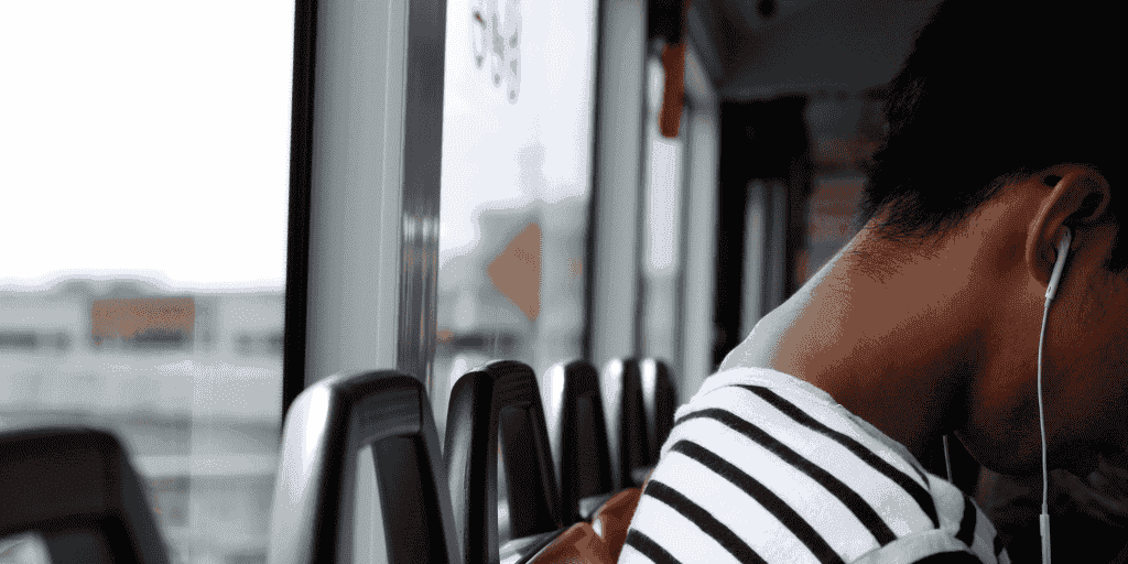 Hace oír a los sordos y hablar a los mudos